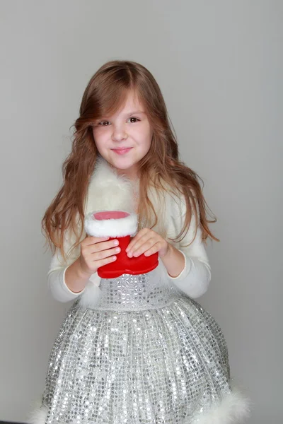Menina segurando Natal bota vermelha — Fotografia de Stock