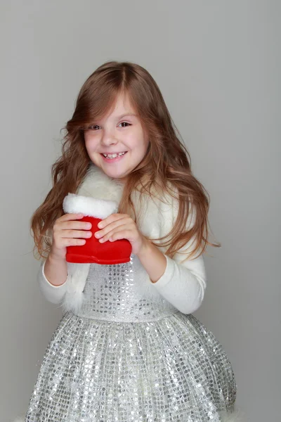 Christmas kırmızı çizme tutan kız — Stok fotoğraf