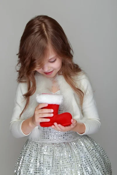 Chica sosteniendo Navidad bota roja — Foto de Stock