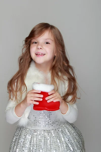 Menina segurando uma decoração de Natal — Fotografia de Stock