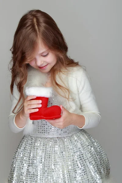 Девушка с рождественским украшением — стоковое фото