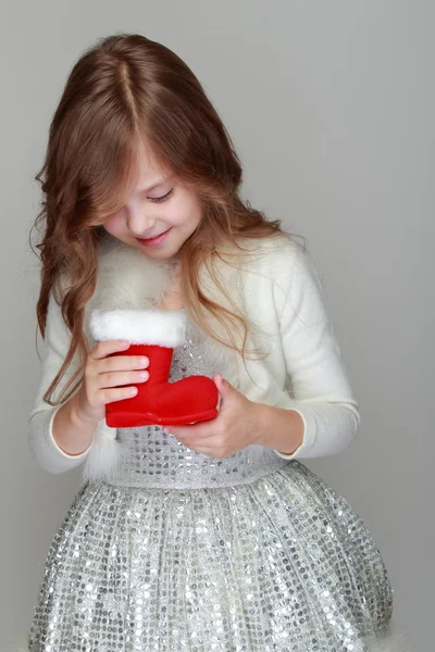 Ragazza che tiene una decorazione di Natale — Foto Stock