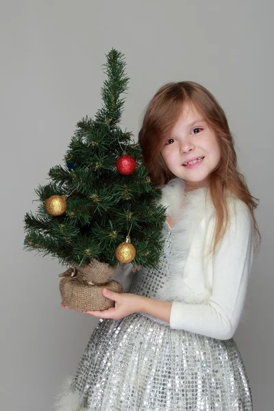 Fille tenant un petit arbre de Noël — Photo