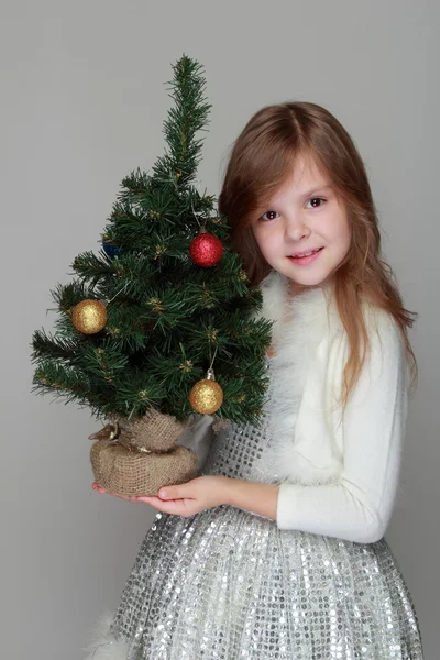 クリスマスの装飾を保持している女の子 — ストック写真