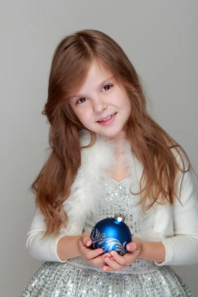 Dívka drží Vánoční dekorace — Stock fotografie