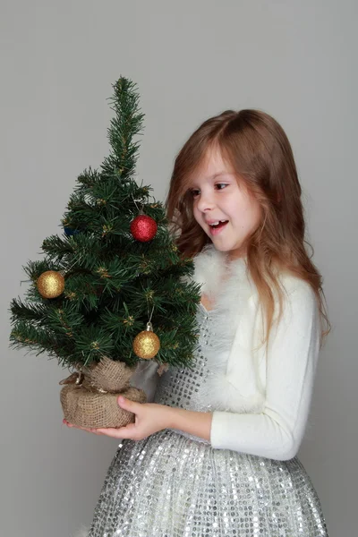 Ragazza che tiene una decorazione di Natale — Foto Stock