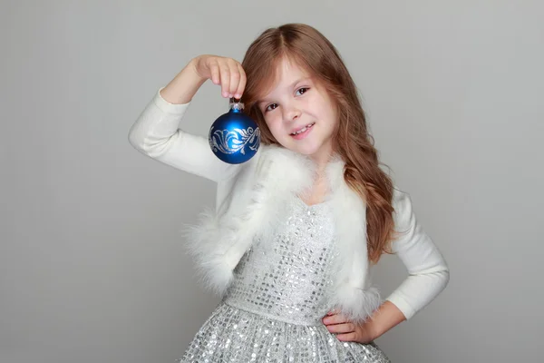 Gadis yang memegang dekorasi Natal — Stok Foto
