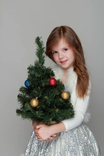 Chica sosteniendo una decoración de Navidad — Foto de Stock