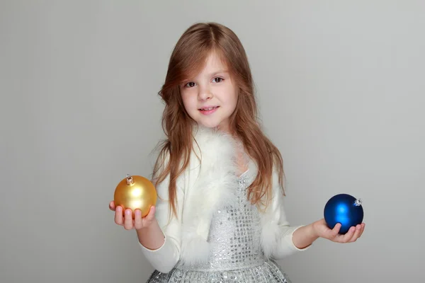 Menina segurando uma decoração de Natal — Fotografia de Stock