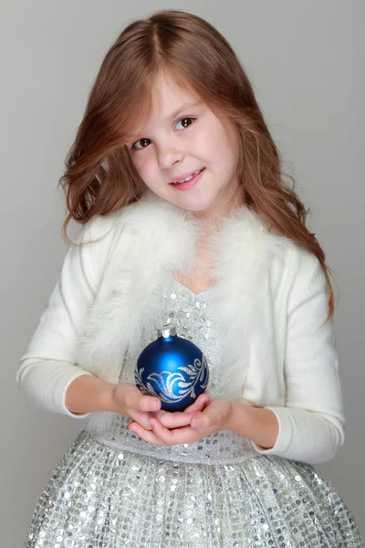 Flicka som håller en Juldekoration — Stockfoto