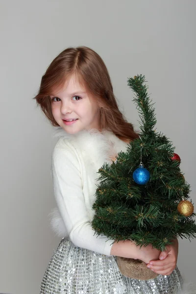 Fille tenant une décoration de Noël — Photo