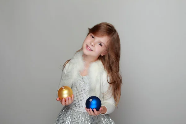 Chica sosteniendo una decoración de Navidad — Foto de Stock