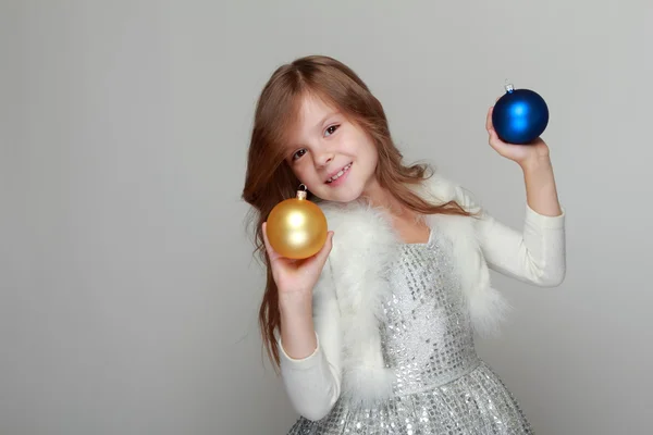 Menina segurando uma decoração de Natal — Fotografia de Stock