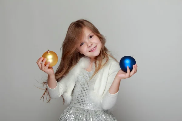 Menina segurando uma decoração de Natal — Fotografia de Stock