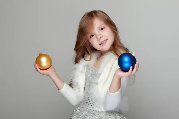 Menina segurando uma decoração de Natal — Fotografia de Stock