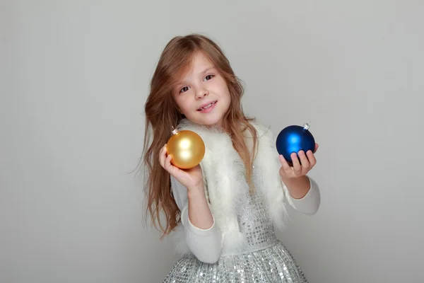 Menina segurando uma decoração de Natal — Fotografia de Stock