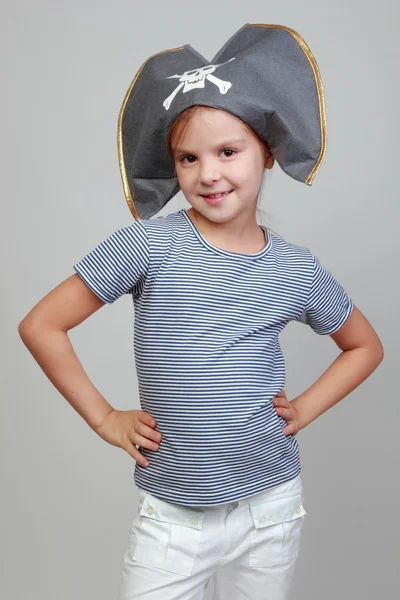 Kind im Piratenkostüm im Urlaub — Stockfoto