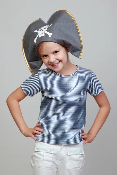 Fille dans le costume du pirate — Photo