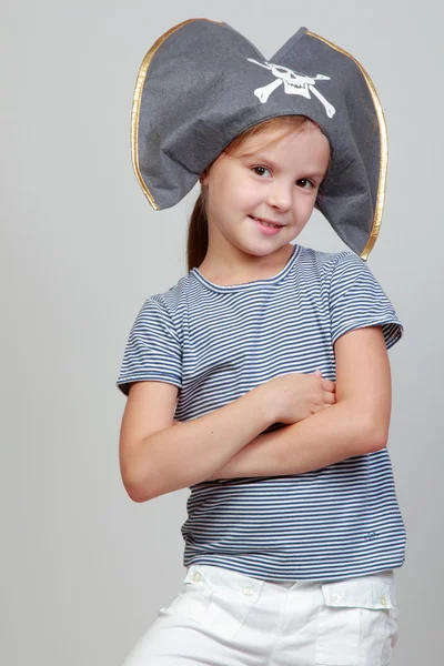 Chica en un sombrero de pirata — Foto de Stock