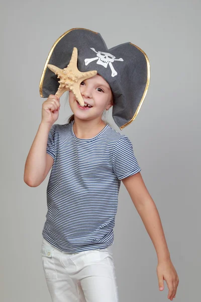 Meisje in het kostuum van de piraat — Stockfoto