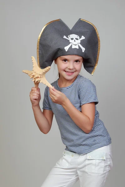 Flicka i kostym av pirat — Stockfoto