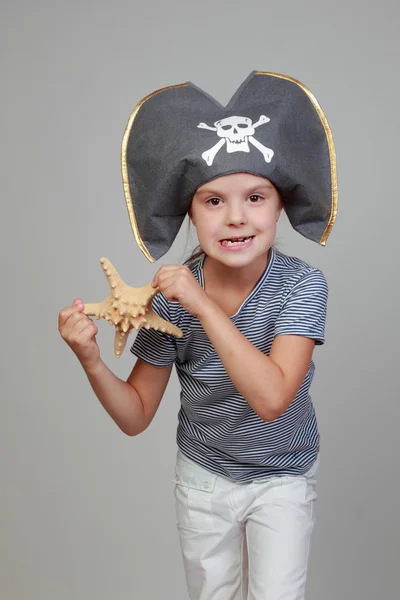 Fille dans le costume du pirate — Photo