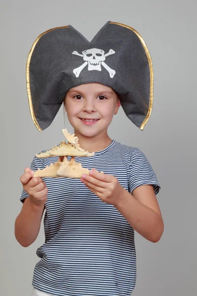 Fille dans le costume du pirate — Photo