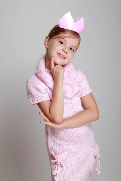 Kind im rosa Strickkleid mit rosa Krone — Stockfoto