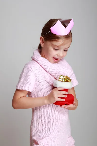 Niño sosteniendo bota de Navidad — Foto de Stock