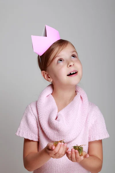 Kind im rosa Strickkleid mit rosa Krone — Stockfoto