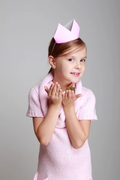 Niño en un vestido de punto rosa con una corona rosa —  Fotos de Stock