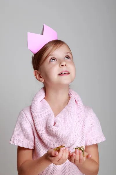 Child holding a small gift — Stock Photo, Image