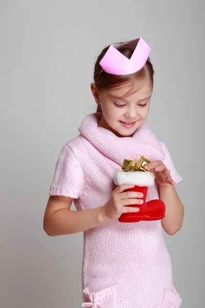 Ребенок в рождественском ботинке — стоковое фото