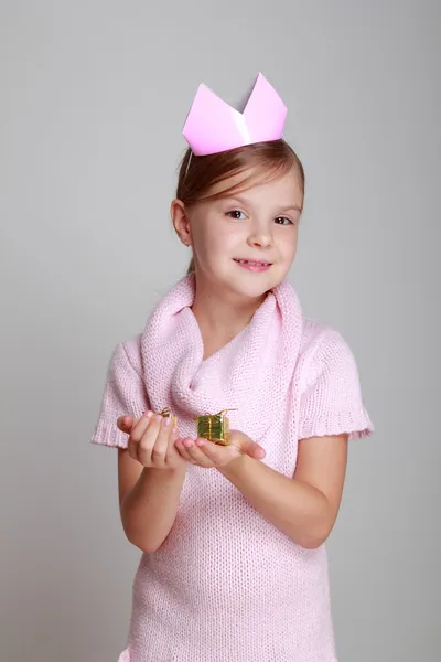 Schönheit kleine Prinzessin mit rosa Diadem — Stockfoto