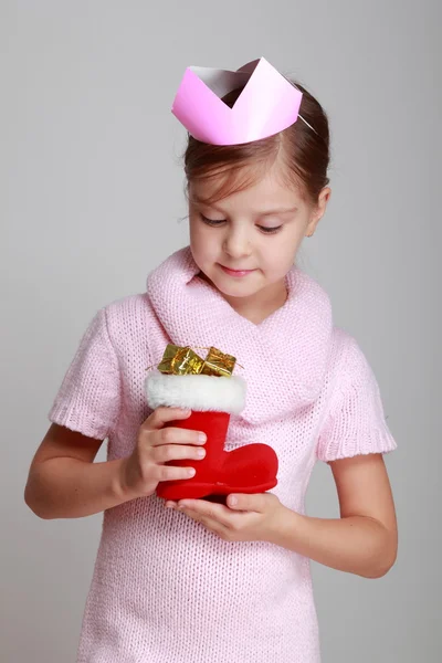 Kind mit Weihnachtsstiefel — Stockfoto