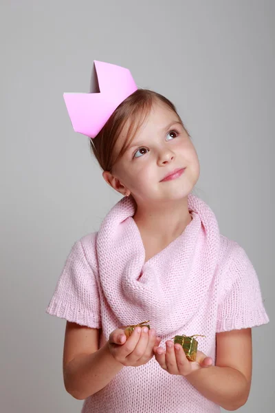 Dívka v růžových pletených šatech s korunou — Stock fotografie