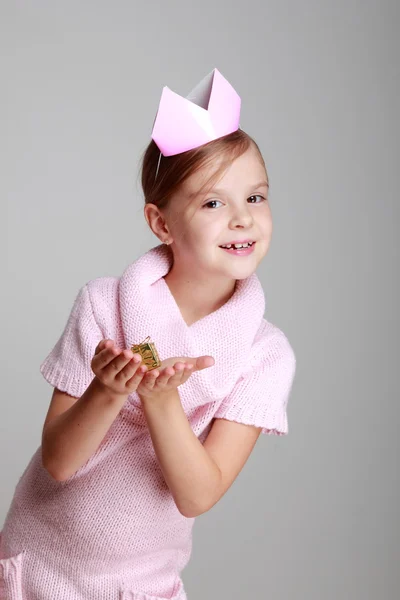 Güzellik pembe taç ile küçük Prenses — Stok fotoğraf