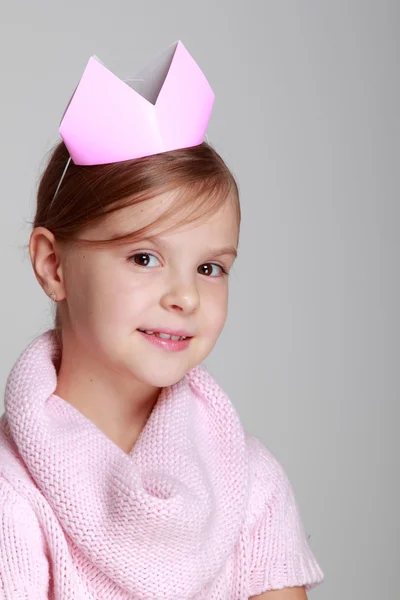 Красивая маленькая принцесса с розовой тиарой — стоковое фото