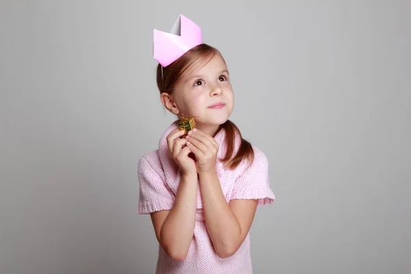 ピンクのニットのドレスの少女 — ストック写真