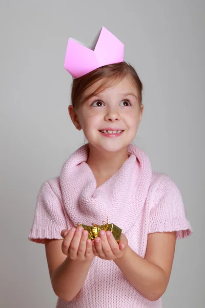 Девушка в розовом трикотажном платье с короной — стоковое фото