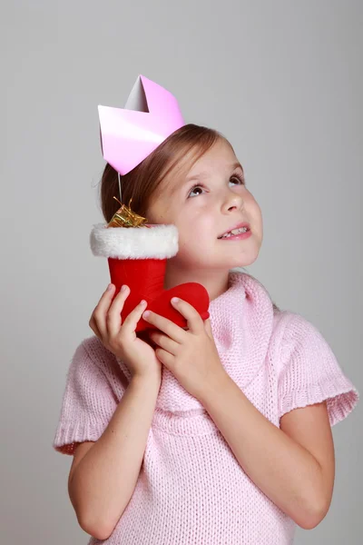 Маленькая девочка с рождественскими украшениями — стоковое фото