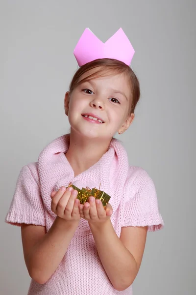 Mädchen im rosa Diadem — Stockfoto