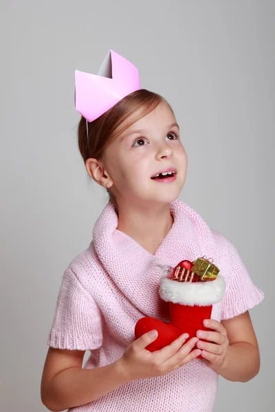 Menina segurando botas de Natal — Fotografia de Stock