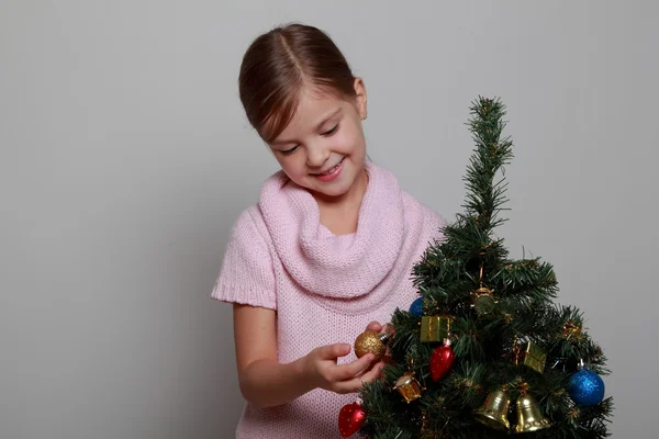 Menina sorridente perto de uma árvore de Natal — Fotografia de Stock