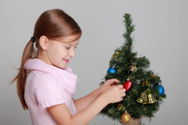 Flicka nära trädet cristmas — Stockfoto