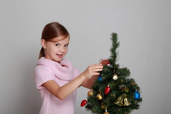 Mädchen in der Nähe des Weihnachtsbaums — Stockfoto