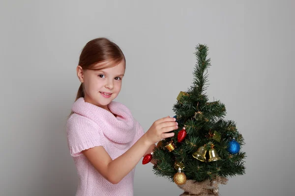 Ragazza vicino a un albero di Natale — Foto Stock