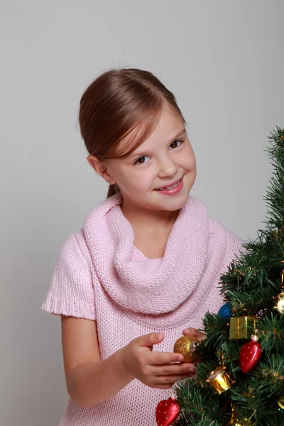 Dívka u vánoční stromeček — Stock fotografie