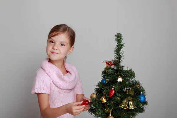 Chica cerca de un árbol de Navidad — Foto de Stock