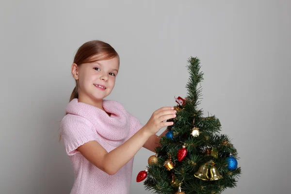 Fille près d'un arbre de Noël — Photo